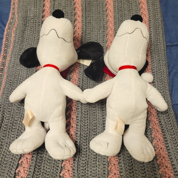 SNOOPY Plush PEANUTS 2009 Celebrate 60 Years Santa HAT Laying Down - Set of 2 - Picture 3 of 3
